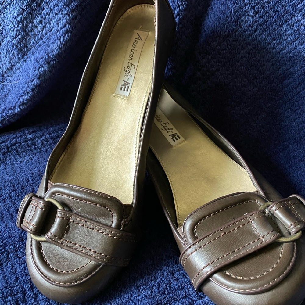 Brown “flats” with small heal